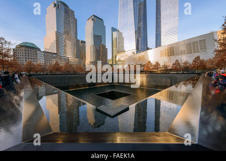 NEW YORK - STATI UNITI D'America - 20 dicembre 2015: le persone nei pressi di Torre di libertà e 9/11 memorial Foto Stock