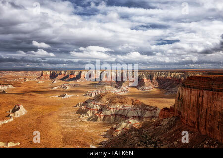 Sun si rompe e passaggio di nuvole sopra queste remote Hopi terre alla spettacolare Ha Ho Nessun Geh Canyon in Coconino County, Arizona. Foto Stock