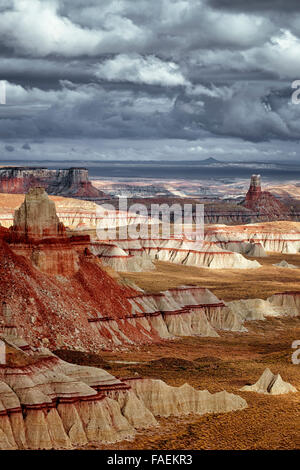 I temporali e sun rompe su queste remote Hopi terre alla spettacolare Ha Ho Nessun Geh Canyon in Coconino County, Arizona. Foto Stock