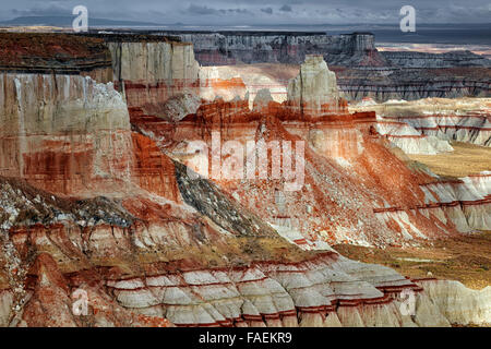 I temporali e sun rompe su queste remote Hopi terre alla spettacolare Ha Ho Nessun Geh Canyon in Coconino County, Arizona. Foto Stock