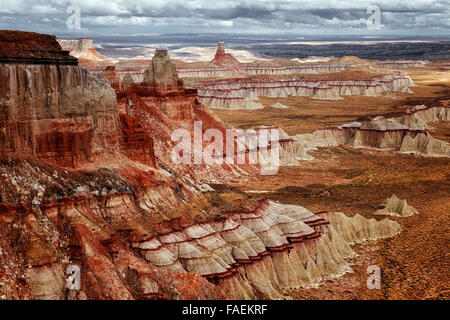 I temporali e sun rompe su queste remote Hopi terre alla spettacolare Ha Ho Nessun Geh Canyon in Coconino County, Arizona. Foto Stock