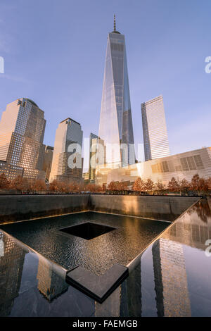 NEW YORK - STATI UNITI D'America - 20 dicembre 2015: le persone nei pressi di Torre di libertà e 9/11 memorial Foto Stock