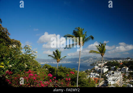 Vista della baia di Acapulco e il vecchio quartiere Quebrada di Acapulco, Messico Foto Stock