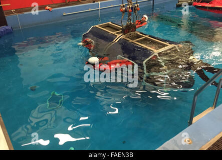 Travemuende, Germania. 23 Sep, 2015. I partecipanti di un mare di formazione di sopravvivenza per le operazioni offshore pratica arrivare al di fuori di un elicottero che ha gettato in acqua, in Travemuende, Germania, 23 settembre 2015. Un numero crescente di donne e uomini sul lavoro in acque aperte. Ogni persona che intende inserire un offshore wind farm è di sottoporsi a formazione sulla sicurezza, inclusi servizi tecnici, i membri del consiglio di amministrazione, cuochi e giornalisti. Foto: HANS WILLE/dpa/Alamy Live News Foto Stock