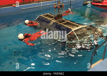 Travemuende, Germania. 23 Sep, 2015. I partecipanti di un mare di formazione di sopravvivenza per le operazioni offshore pratica arrivare al di fuori di un elicottero che ha gettato in acqua, in Travemuende, Germania, 23 settembre 2015. Un numero crescente di donne e uomini sul lavoro in acque aperte. Ogni persona che intende inserire un offshore wind farm è di sottoporsi a formazione sulla sicurezza, inclusi servizi tecnici, i membri del consiglio di amministrazione, cuochi e giornalisti. Foto: HANS WILLE/dpa/Alamy Live News Foto Stock
