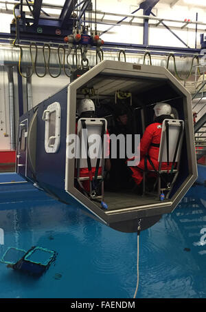 Travemuende, Germania. 23 Sep, 2015. I partecipanti di un mare di formazione di sopravvivenza per le operazioni offshore pratica arrivare al di fuori di un elicottero che ha gettato in acqua, in Travemuende, Germania, 23 settembre 2015. Un numero crescente di donne e uomini sul lavoro in acque aperte. Ogni persona che intende inserire un offshore wind farm è di sottoporsi a formazione sulla sicurezza, inclusi servizi tecnici, i membri del consiglio di amministrazione, cuochi e giornalisti. Foto: HANS WILLE/dpa/Alamy Live News Foto Stock