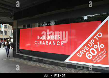 Sydney, Australia. Il 28 dicembre 2015. Tradizionalmente, subito dopo Natale da Boxing Day in poi ci sono grandi sconti in offerta presso molti negozi che possono trarre grandi folle. Nella foto: David Jones department store. Credito: Richard Milnes/Alamy Live News Foto Stock