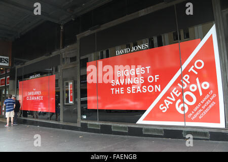 Sydney, Australia. Il 28 dicembre 2015. Tradizionalmente, subito dopo Natale da Boxing Day in poi ci sono grandi sconti in offerta presso molti negozi che possono trarre grandi folle. Nella foto: David Jones department store. Credito: Richard Milnes/Alamy Live News Foto Stock