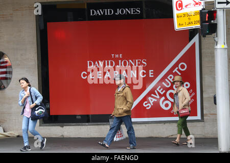 Sydney, Australia. Il 28 dicembre 2015. Tradizionalmente, subito dopo Natale da Boxing Day in poi ci sono grandi sconti in offerta presso molti negozi che possono trarre grandi folle. Nella foto: David Jones department store. Credito: Richard Milnes/Alamy Live News Foto Stock