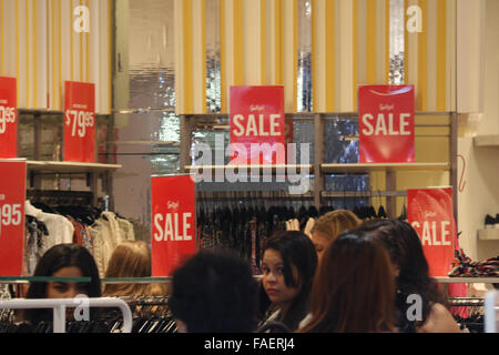 Sydney, Australia. Il 28 dicembre 2015. Tradizionalmente, subito dopo Natale da Boxing Day in poi ci sono grandi sconti in offerta presso molti negozi che possono trarre grandi folle. Nella foto: vendita presso il negozio Sportsgirl su Pitt Street Mall. Credito: Richard Milnes/Alamy Live News Foto Stock