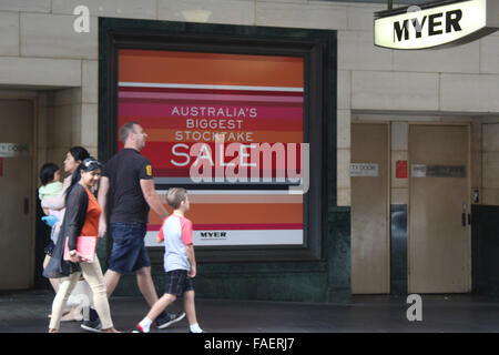 Sydney, Australia. Il 28 dicembre 2015. Tradizionalmente, subito dopo Natale da Boxing Day in poi ci sono grandi sconti in offerta presso molti negozi che possono trarre grandi folle. Nella foto: vendita al Myer store su Market Street. Credito: Richard Milnes/Alamy Live News Foto Stock