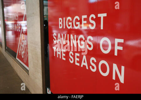 Sydney, Australia. Il 28 dicembre 2015. Tradizionalmente, subito dopo Natale da Boxing Day in poi ci sono grandi sconti in offerta presso molti negozi che possono trarre grandi folle. Nella foto: David Jones department store. Credito: Richard Milnes/Alamy Live News Foto Stock