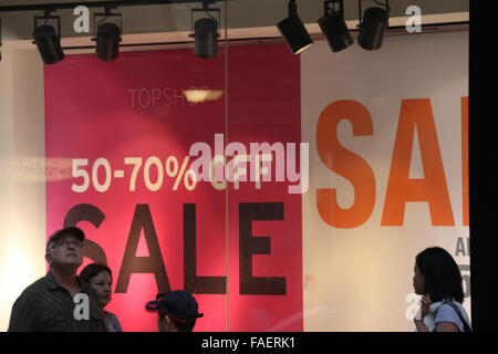 Sydney, Australia. Il 28 dicembre 2015. Tradizionalmente, subito dopo Natale da Boxing Day in poi ci sono grandi sconti in offerta presso molti negozi che possono trarre grandi folle. Nella foto: Topman / Top shop store. Credito: Richard Milnes/Alamy Live News Foto Stock