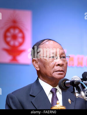 Phnom Penh Cambogia. 29 Dic, 2015. Cambogia il Presidente dell Assemblea Nazionale Heng Samrin parla durante la cerimonia di apertura del monaco buddista congress in Phnom Penh Cambogia, Dic 29, 2015. Il ventiquattresimo monaco buddista congresso si è svolto martedì, riunendo circa 800 monaci senior provenienti da tutto il paese per esaminare i risultati di quest'anno e di mettere a punto un piano di azione per il prossimo anno. Credito: Sovannara/Xinhua/Alamy Live News Foto Stock