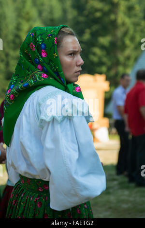 Giovane donna in costume tradizionale del distretto di Maramures Foto Stock