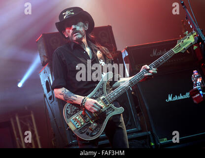 FILE - un file immagine datata 20 novembre 2015 mostra Lemmy Kilmister, cantante con British heavy metal band Motorhead, eseguendo in scena a Monaco di Baviera, Germania. Foto: ANDREAS GEBERT/DPA Foto Stock