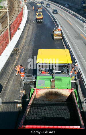 Melide, Svizzera - 29 settembre 2010: i lavoratori e veicoli durante l'asfaltatura della autostrada a Melide in Svizzera Foto Stock