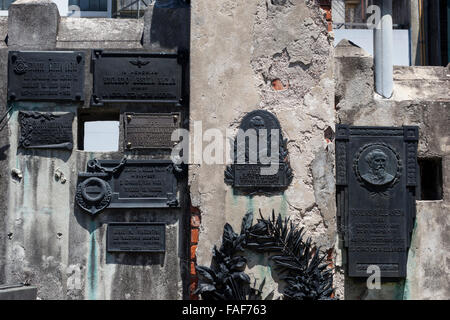 Le placche presso la Recoleta Cemetery, cementerio de la Recoleta, Barrio Norte, buenos aires, Argentina, Sud America Foto Stock