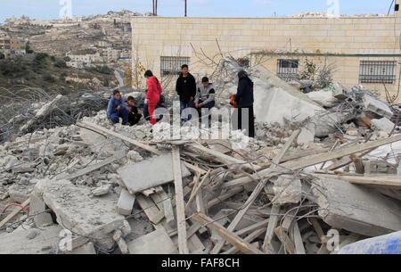 Gerusalemme, Territorio palestinese. 29 Dic, 2015. Bambini palestinesi stand sulle macerie della loro casa che fu demolita da Gerusalemme comune di lavoratori in Gerusalemme, Dicembre 29, 2015. Case palestinesi costruite senza un israeliano del permesso di costruzione sono spesso demolita per ordine del comune di Gerusalemme Credito: Mahfouz Abu Turk/immagini APA/ZUMA filo/Alamy Live News Foto Stock