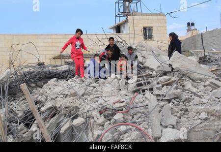 Gerusalemme, Territorio palestinese. 29 Dic, 2015. Bambini palestinesi stand sulle macerie della loro casa che fu demolita da Gerusalemme comune di lavoratori in Gerusalemme, Dicembre 29, 2015. Case palestinesi costruite senza un israeliano del permesso di costruzione sono spesso demolita per ordine del comune di Gerusalemme Credito: Mahfouz Abu Turk/immagini APA/ZUMA filo/Alamy Live News Foto Stock