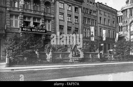 Der Heinzelmännchenbrunnen in der Straße am Hof in Köln, Deutschland 1920er Jahre. Heinzelmaennchen (la poca gente) fontana presso la strada Am Hof vicino a Cattedrale di Colonia, Germania 1920s. Foto Stock