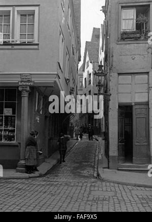 Blick vom Buttermarkt in die Lintgasse in der Altstadt von Köln, Deutschland 1920er Jahre. Vista da Buttermarkt a Lintgasse corsia nella città vecchia di Colonia, Germania 1920s. Foto Stock