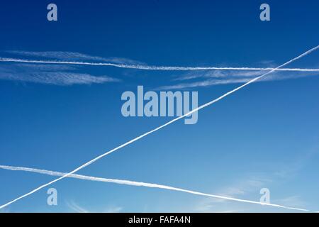 Contrails di aerei in cielo, Baviera, Germania Foto Stock