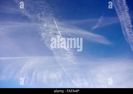 Contrails di aerei in cielo, Baviera, Germania Foto Stock