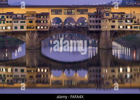 Il Ponte Vecchio sull'Arno con riflessione simmetrica in acqua, blu ora, Firenze, Toscana, Italia Foto Stock