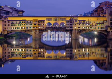 Il Ponte Vecchio sull'Arno con riflessione simmetrica in acqua, blu ora, Firenze, Toscana, Italia Foto Stock