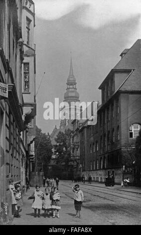 Kinder auf der Straße in der Südstadt von Köln, mit Blick auf die Lutherkirche, Deutschland 1920er Jahre. Bambini su una strada nella parte sud della città di Colonia, con vista chiesa Lutherkiche, Germania 1920s. Foto Stock