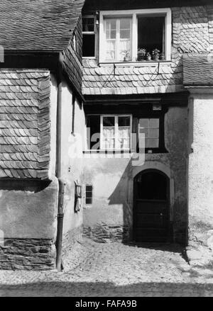 Das im Jahre 1618 erbaute Haus Nr. 464 in der Ortschaft Enkirch an der Mosel, Deutschland 1930er Jahre. Casa No. 464 , costruita nel 1618, presso la cittadina di Enkirch al fiume Mosella, Germania 1930s. Foto Stock