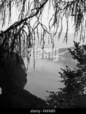 Blick auf den Urnersee, ein Teil des Vierwaldstättersees, Schweiz 1930er Jahre. Vista lago Urnersee, una parte del lago di Lucerna, Svizzera 1930s. Foto Stock