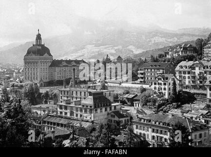 Blick auf die Stadt Luzern mit dem Gebäude der SUVA, Schweiz 1930er Jahre. Vista la vity di Lucerna iwth edificio SUVA, Svizzera 1930s. Foto Stock