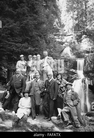 Reisegruppe der Heimatfreunde Köln posiert Vor den Wasserfällen Tribeger im Schwarzwald, Deutschland 1930er Jahre. Gruppo turistico di fronte le cascate di Triberg alla foresta nera, Deutschland 1930s. Foto Stock