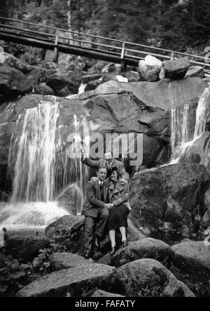 Reisegruppe der Heimatfreunde Köln posiert Vor den Wasserfällen Tribeger im Schwarzwald, Deutschland 1930er Jahre. Gruppo turistico di fronte le cascate di Triberg alla foresta nera, Deutschland 1930s. Foto Stock