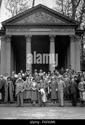 Reisegruppe der Heimatfreunde Köln posiert vor einem Pavillon im Schlossgarten a Schwetzingen, Deutschland 1930er Jahre. Gruppo turistico nella parte anteriore di un pavillon presso i giardini del castello di Schwetzngen, Deutschland 1930s. Foto Stock