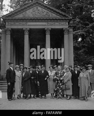 Reisegruppe der Heimatfreunde Köln posiert vor einem Pavillon im Schlossgarten a Schwetzingen, Deutschland 1930er Jahre. Gruppo turistico nella parte anteriore di un pavillon presso i giardini del castello di Schwetzingen, Deutschland 1930s. Foto Stock