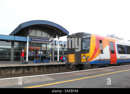 A sud ovest di treno in arrivo presso l'aeroporto di Southampton Parkway stazione ferroviaria accanto per l'aeroporto di Southampton Foto Stock