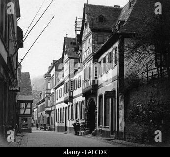 Die Alte Post a Bacharach im oberen Mittelrheinal, Deutschland 1930er Jahre. Antica stazione di posta a Bacharach nella valle del Reno superiore e centrale, Germania 1930s. Foto Stock