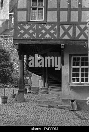 Die Alte Post a Bacharach im oberen Mittelrheinal, Deutschland 1930er Jahre. Antica stazione di posta a Bacharach nella valle del Reno superiore e centrale, Germania 1930s. Foto Stock