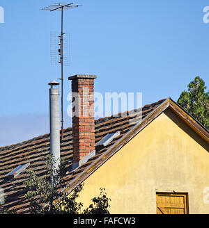 Pile di fumo e di antenne sul tetto di un edificio Foto Stock