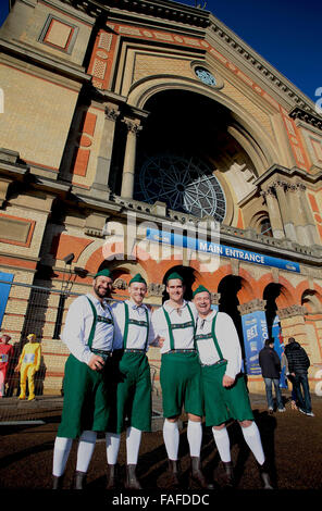 Alexandra Palace di Londra, Regno Unito. 29 Dic, 2015. William Hill PDC Mondiale Campionato di freccette. Appassionati in costume arriva a Alexandra Palace Credito: Azione Sport Plus/Alamy Live News Foto Stock