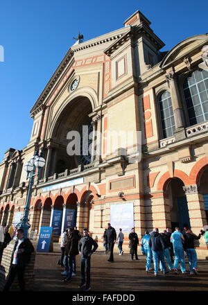 Alexandra Palace di Londra, Regno Unito. 29 Dic, 2015. William Hill PDC Mondiale Campionato di freccette. La folla arriva a Alexandra Palace Credito: Azione Sport Plus/Alamy Live News Foto Stock