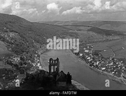 Blick von der Ruine der Grevenburg auf Traben Trarbach an der Mosel, Deutschland 1930er Jahre. Vista dai resti del castello Grevenburg di Traben Trarbach sul fiume Mosella, Germania 1930s. Foto Stock