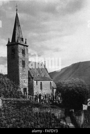 Die Johanneskirche in den Weinbergen um Hatzenport an der Mosel, Deutschland 1930er Jahre. Chiesa di San Giovanni Evangelista i vigneti intorno a Hatzenport sul fiume Mosella, Germania 1930s. Foto Stock