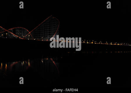 Spiaggia Vista verso la Grande discesa di Pleasure Beach Big One Rollercoaster e Orbs luminarie, New South Promenade di Blackpool, 2013 Foto Stock