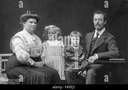 Eine Familie mit zwei Kindern beim Fotografen, Deutschland 1910er Jahre. Una famiglia con due bambini al fotografo, Germania 1910s. Foto Stock