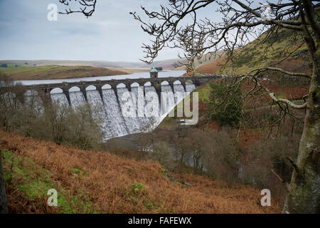 Travasi di acqua debordi Craig Goch diga e serbatoio, Elan Valley acqua, progettato per garantire un approvvigionamento sicuro di acqua fresca , fornito da una gravità alimentata acquedotto alla città di Birmingham, circa 70 miglia ad est. Dicembre giornata invernale, Powys Mid Wales, Regno Unito Foto Stock