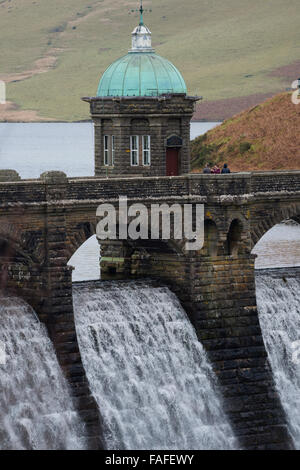 Travasi di acqua debordi Craig Goch diga e serbatoio, Elan Valley acqua, progettato per garantire un approvvigionamento sicuro di acqua fresca , fornito da una gravità alimentata acquedotto alla città di Birmingham, circa 70 miglia ad est. Dicembre giornata invernale, Powys Mid Wales, Regno Unito Foto Stock